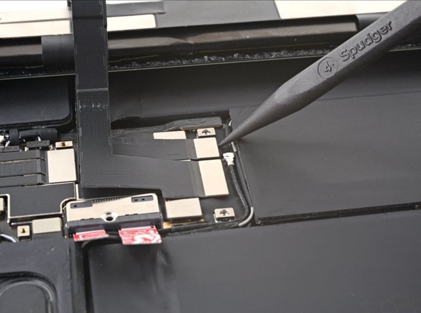 Отсоединение шлейфов iPad Pro 13 M4