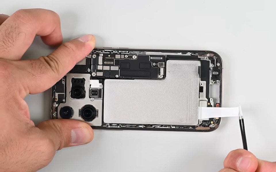 Замена батареи iPhone 16 pro