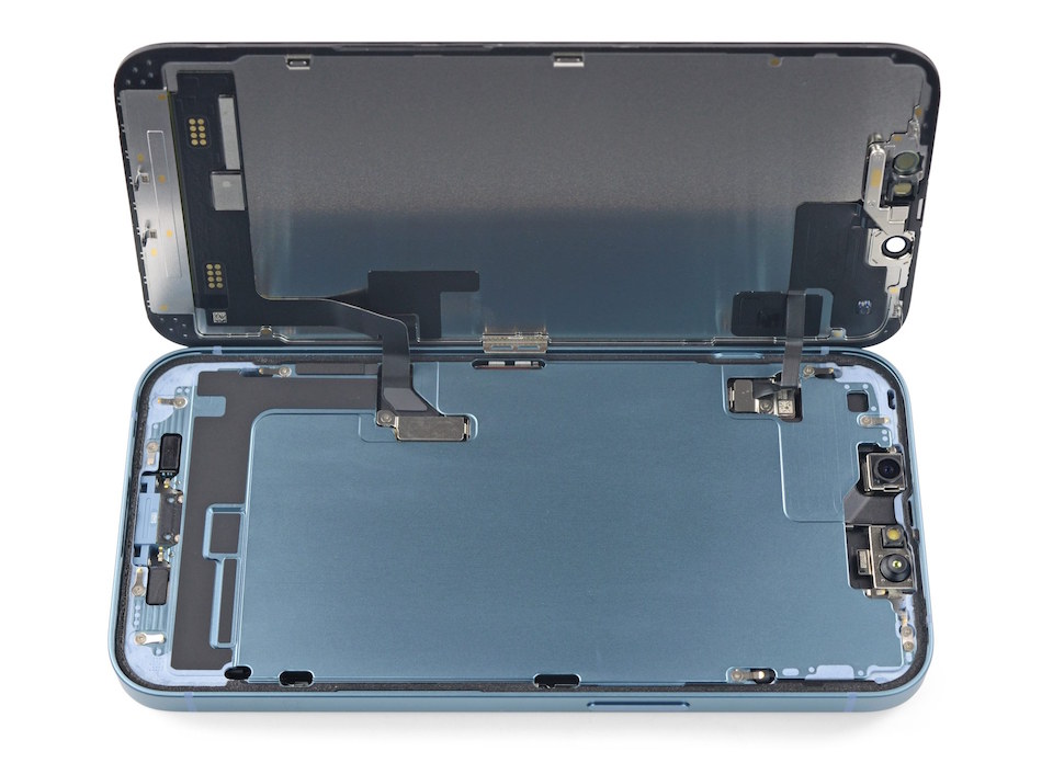 Новый Айфон 16 со снятой задней крышкой