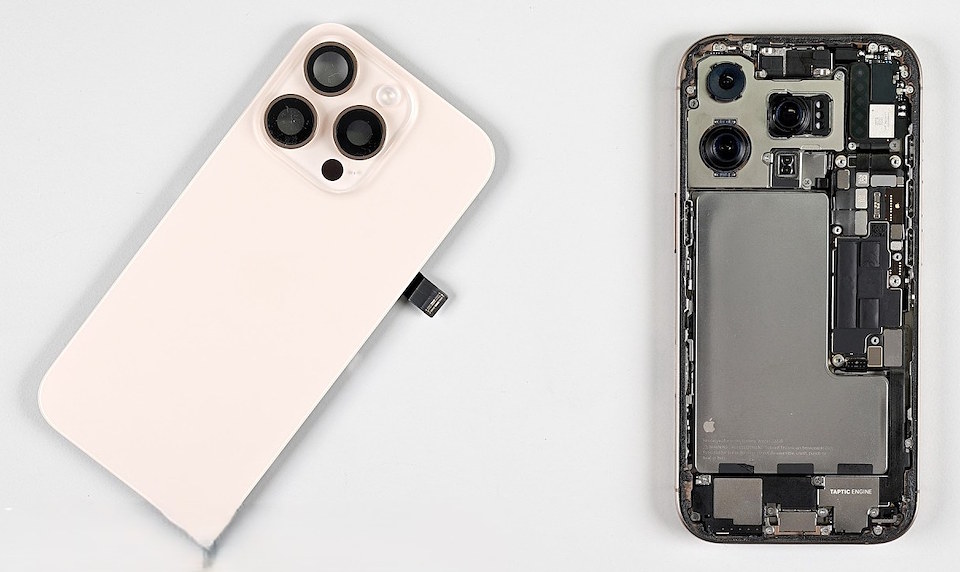 iPhone 16 Pro max со снятой задней крышкой