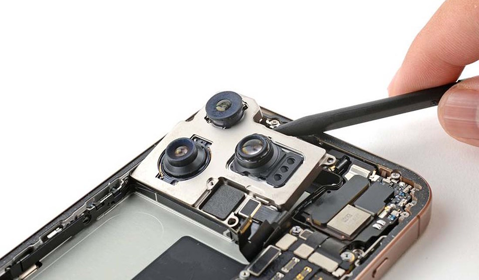 Замена камеры iPhone 16 pro