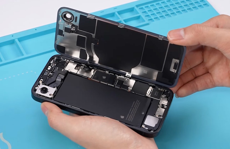 Снимаем крышку Айфона 16е